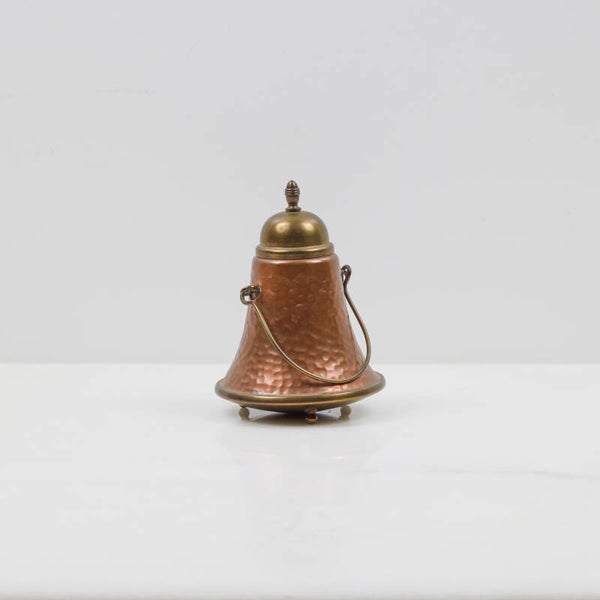 Miniatuur doofpotje, uitgevoerd in gehamerd rood- en geelkoper (messing)