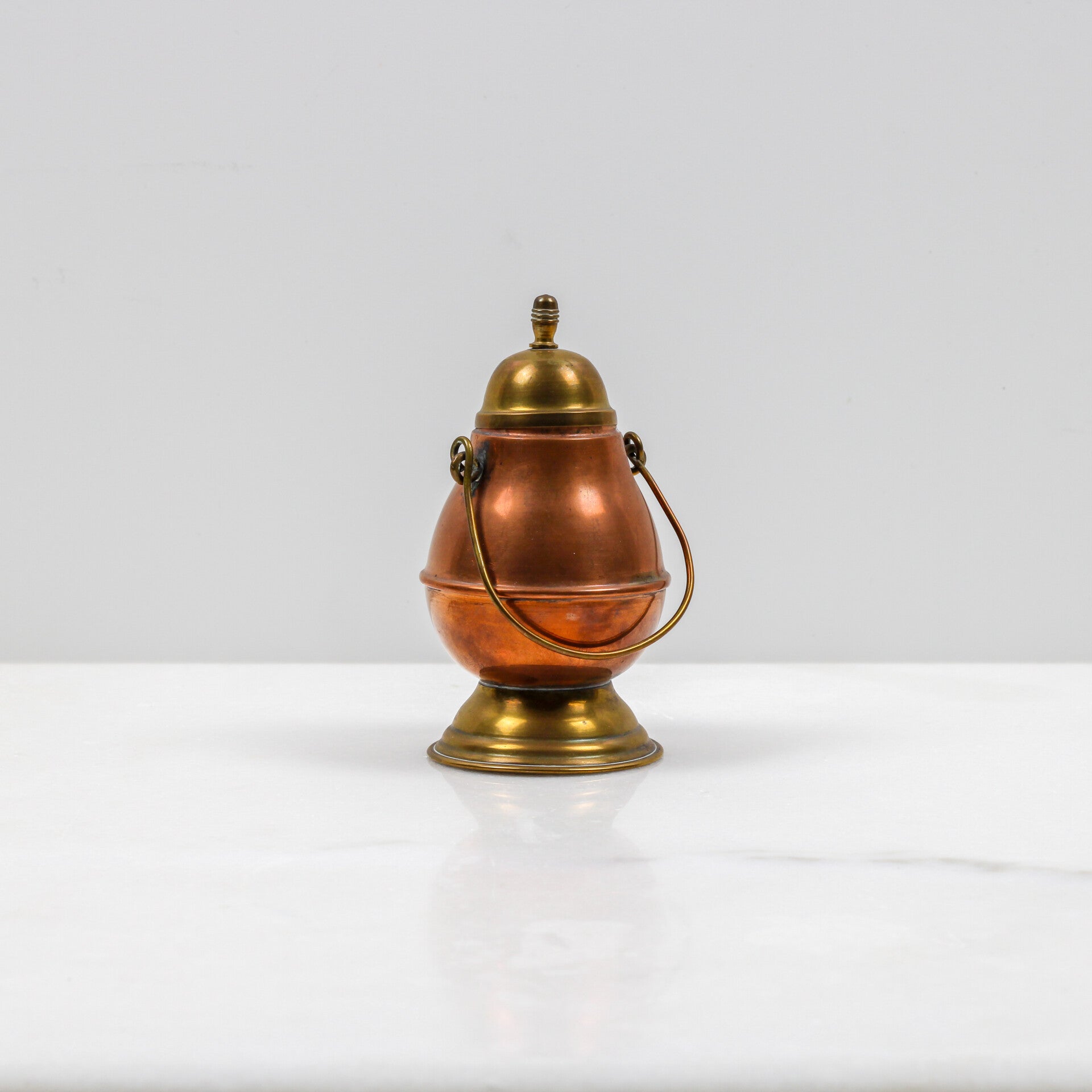 Miniatuur doofpotje, uitgevoerd in rood- en geelkoper (messing)