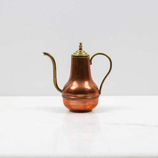 Miniatuur koffiekannetje, uitgevoerd in rood- en geelkoper (messing)
