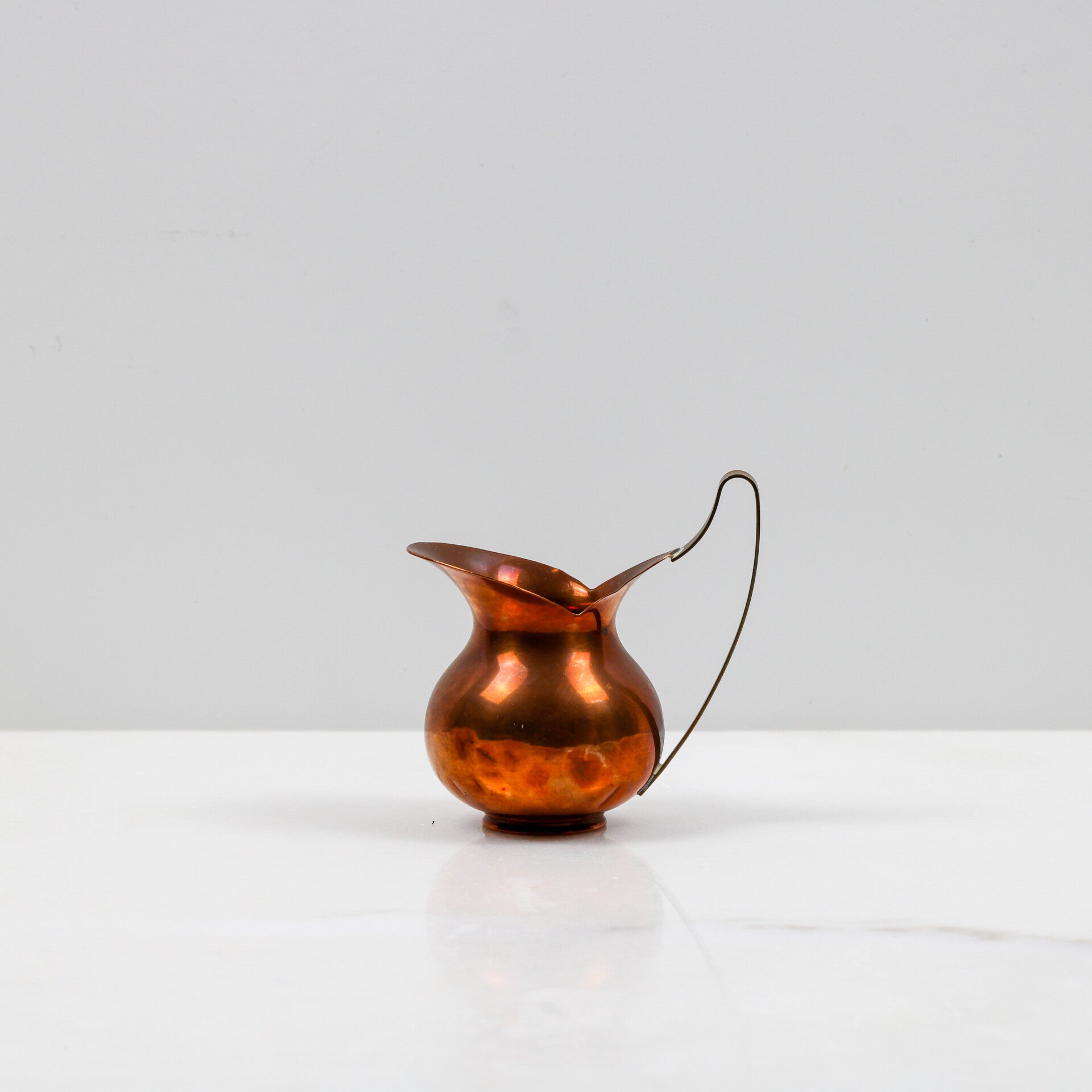 Miniatuur waterkannetje, gemaakt van een combinatie van roodkoper en geelkoper (messing).