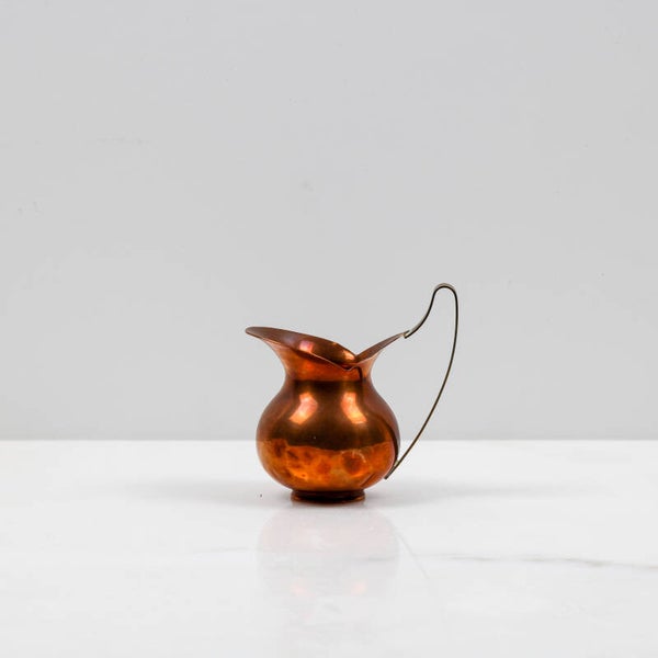 Miniatuur waterkannetje, gemaakt van een combinatie van roodkoper en geelkoper (messing).