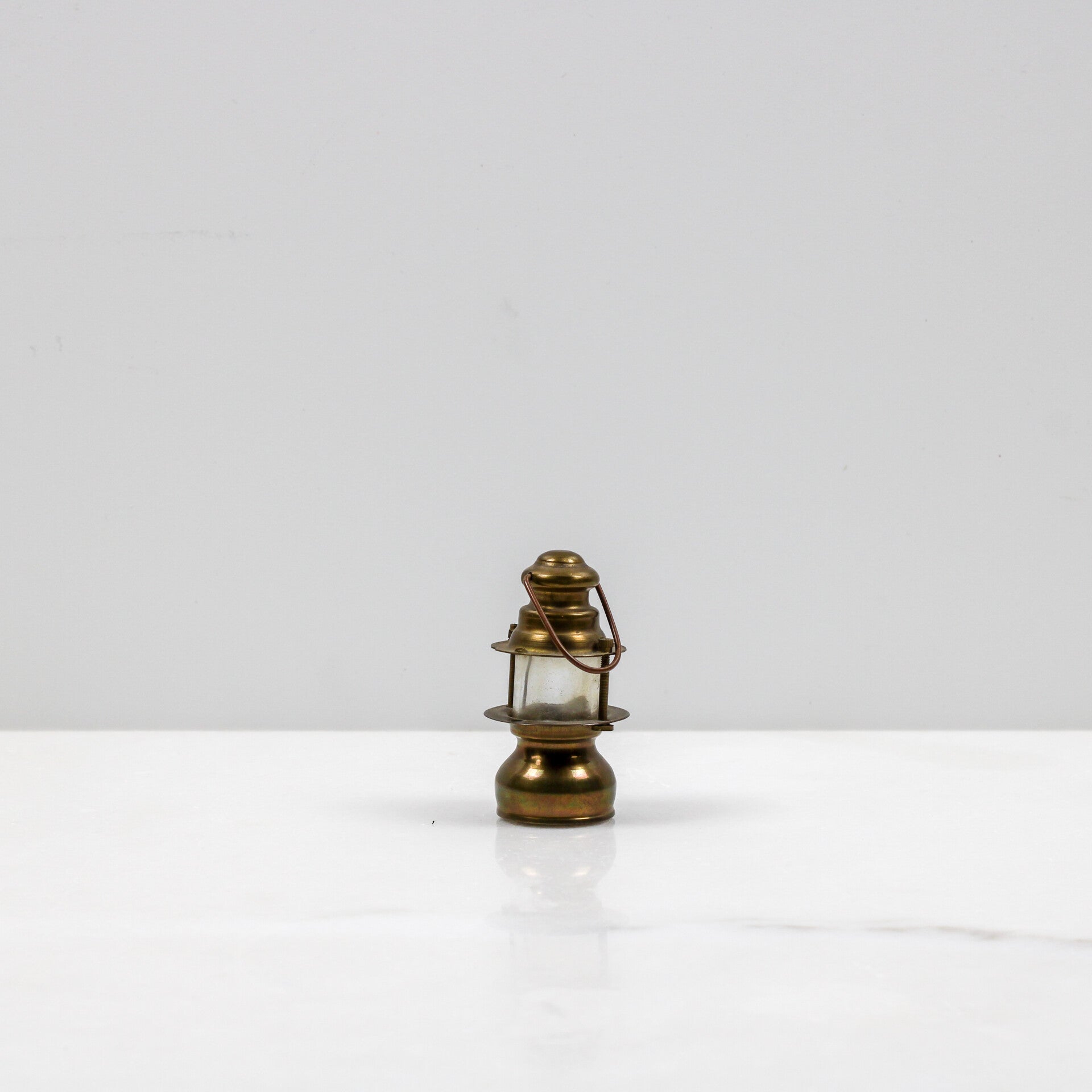 Miniatuur scheepslantaarntje, uitgevoerd in geelkoper (messing)