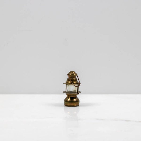 Miniatuur scheepslantaarntje, uitgevoerd in geelkoper (messing)