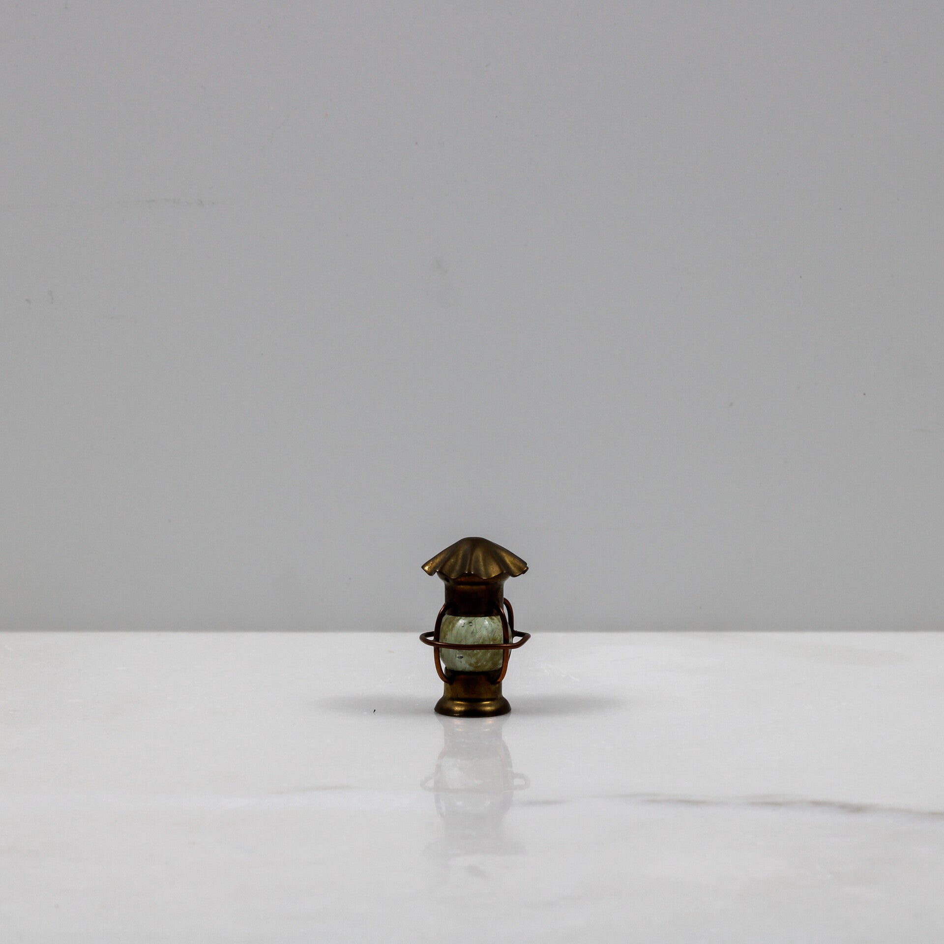 Miniatuur scheepslantaarntje, uitgevoerd in rood- en geelkoper (messing)