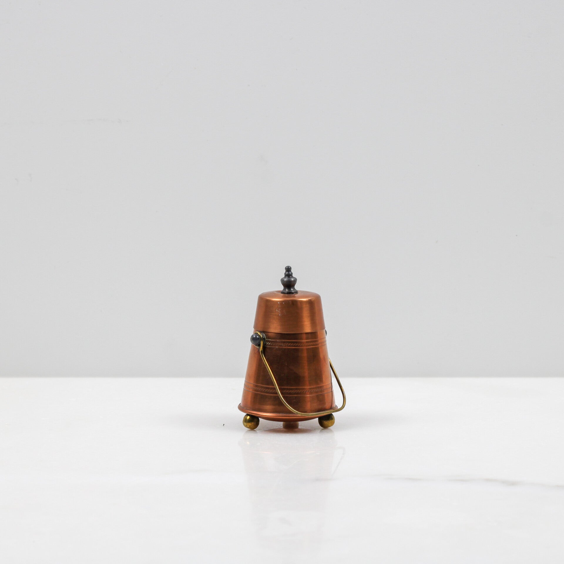 Miniatuur doofpotje, uitgevoerd in roodkoper
