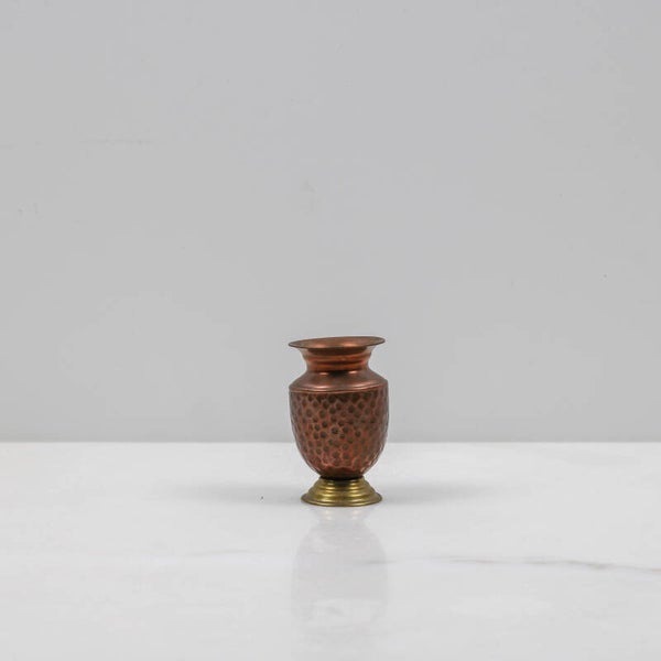 Miniatuur vaasje, gemaakt van een combinatie van gehamerd roodkoper en geelkoper (messing).