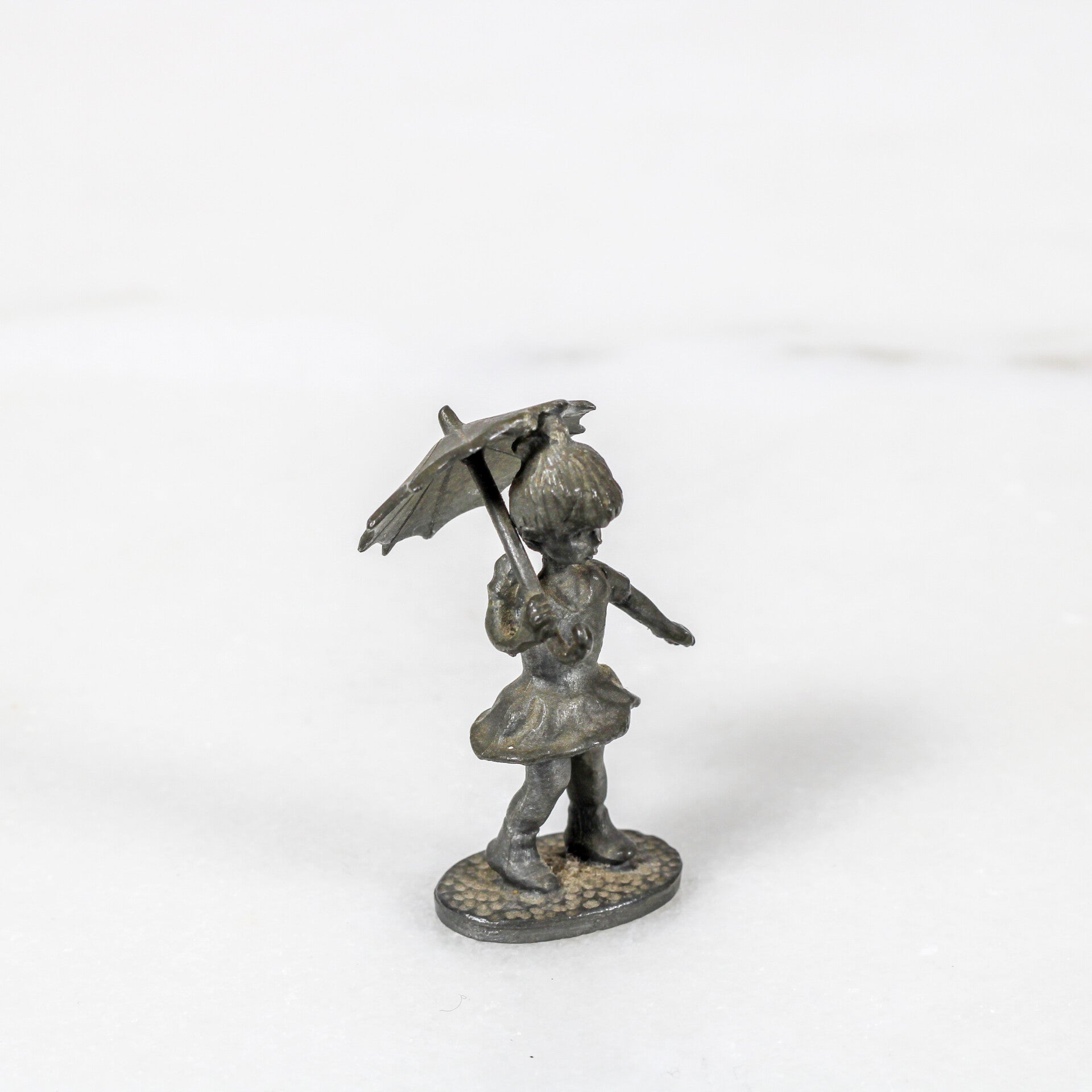 Artil Specials Utrecht miniatuur "Meisje met parasol" uit de serie "kinderen die spelen"