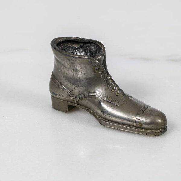 Miniatuur tinnen speldenkussen of snuisterijhouder in de vorm van een laars