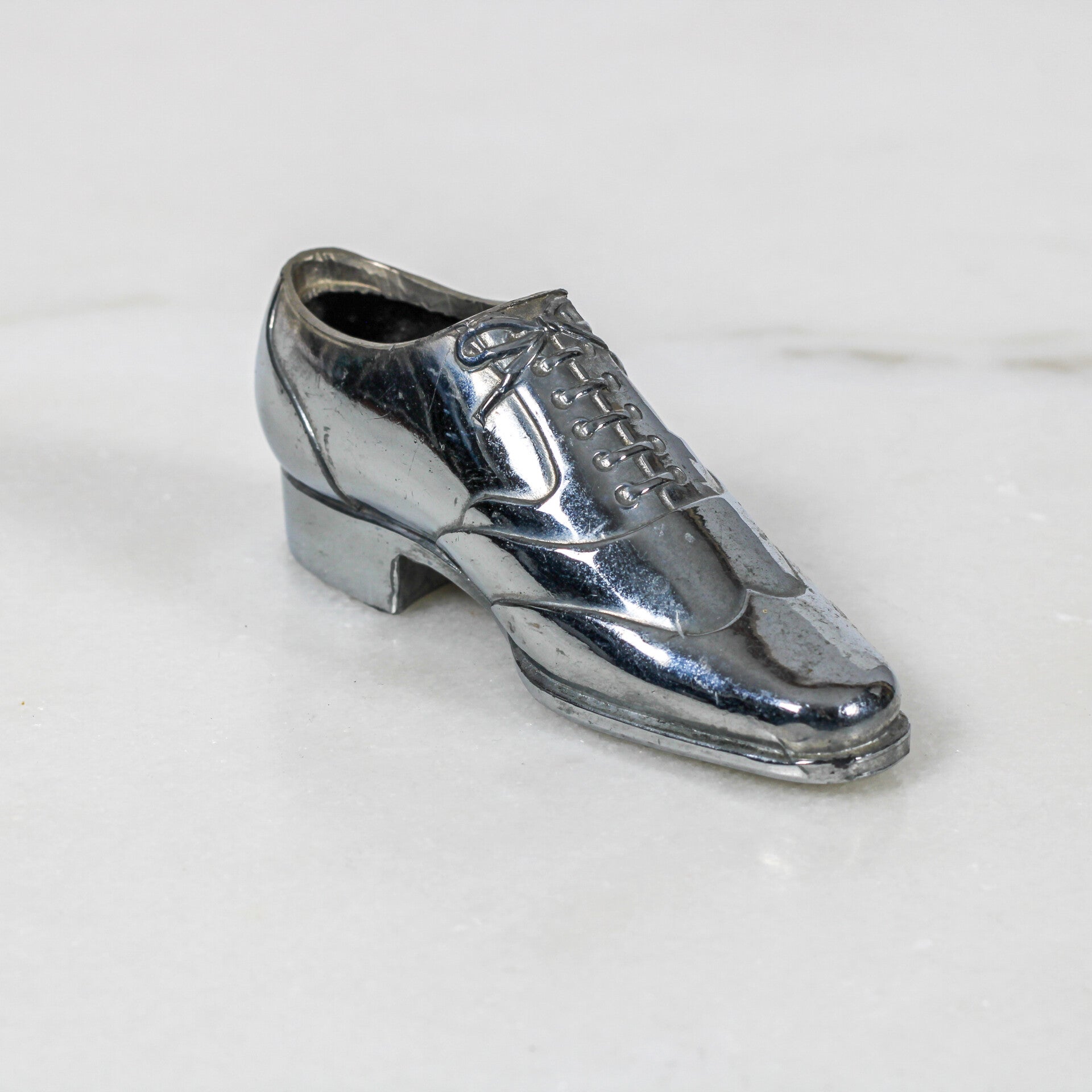 Miniatuur metalen verchroomd speldenkussen of snuisterijhouder in de vorm van een schoen