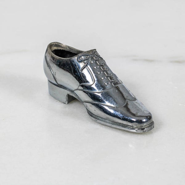 Miniatuur metalen verchroomd speldenkussen of snuisterijhouder in de vorm van een schoen