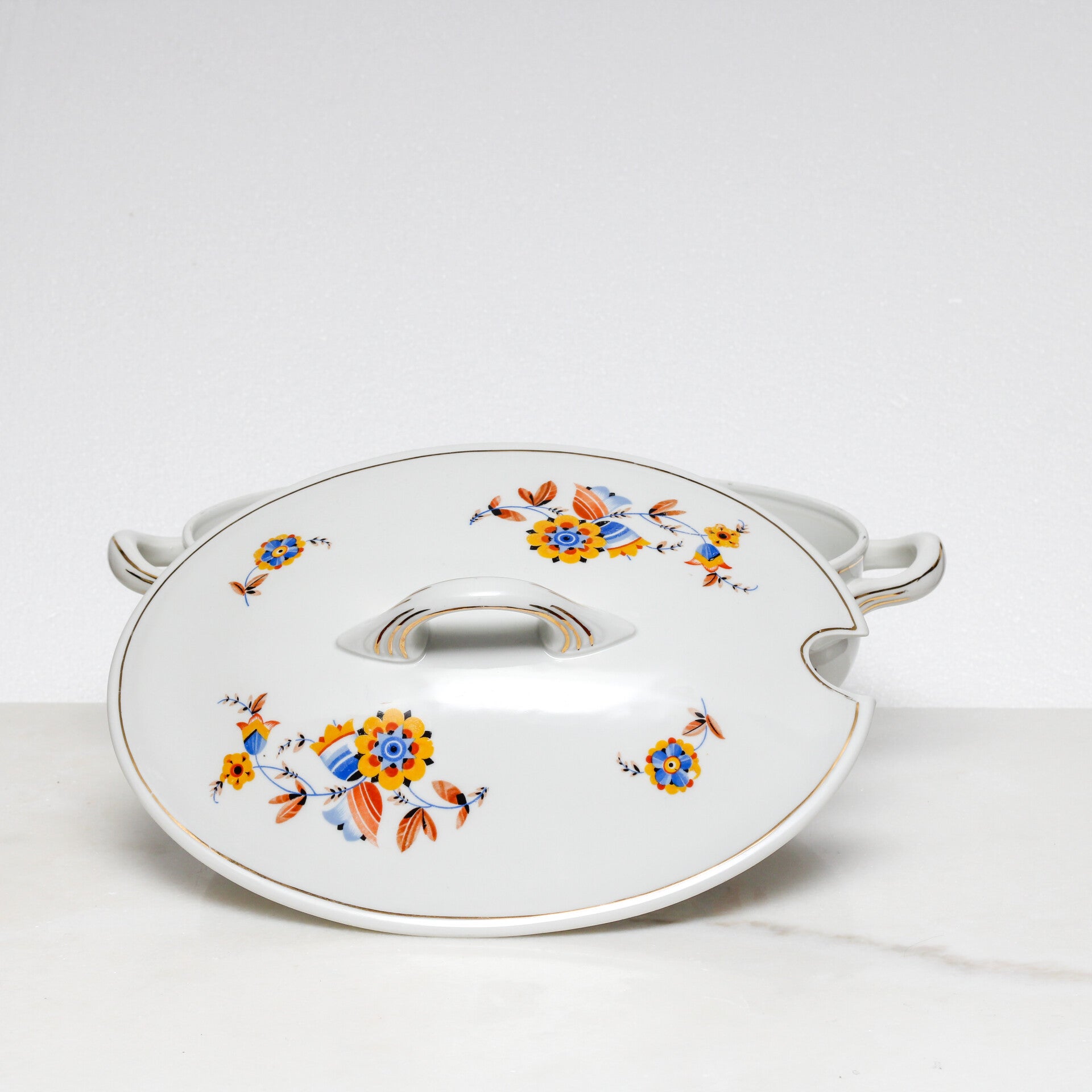 Mosa Maastricht ovale soepterrine met een geel-blauw bloemmotief en een goudkleurige rand