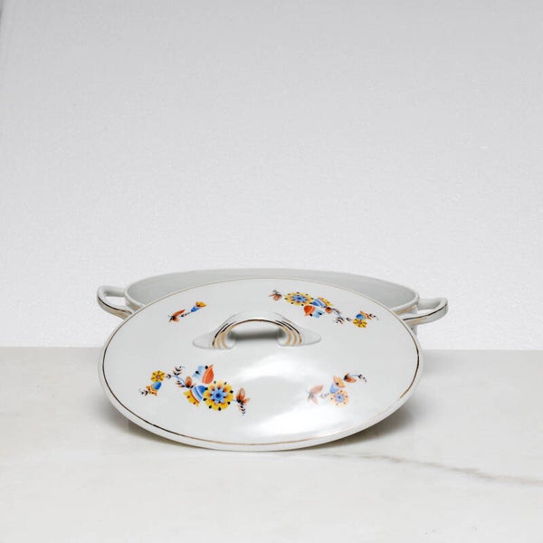 Mosa Maastricht ovale dekschaal met een geel-blauw bloemmotief en een goudkleurige rand