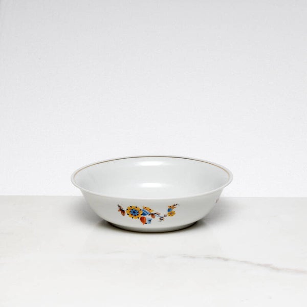 Mosa Maastricht ronde salade-/groenteschaal met een geel-blauw bloemmotief en een goudkleurige rand