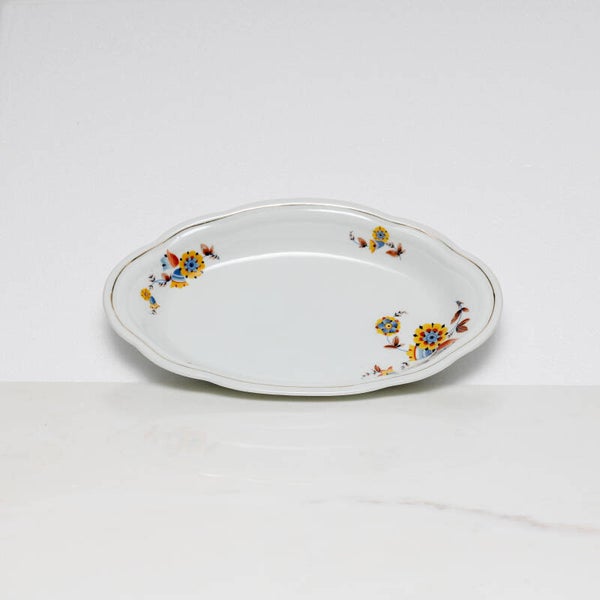 Mosa Maastricht ovale serveerschaal met een geel-blauw bloemmotief en een goudkleurige rand