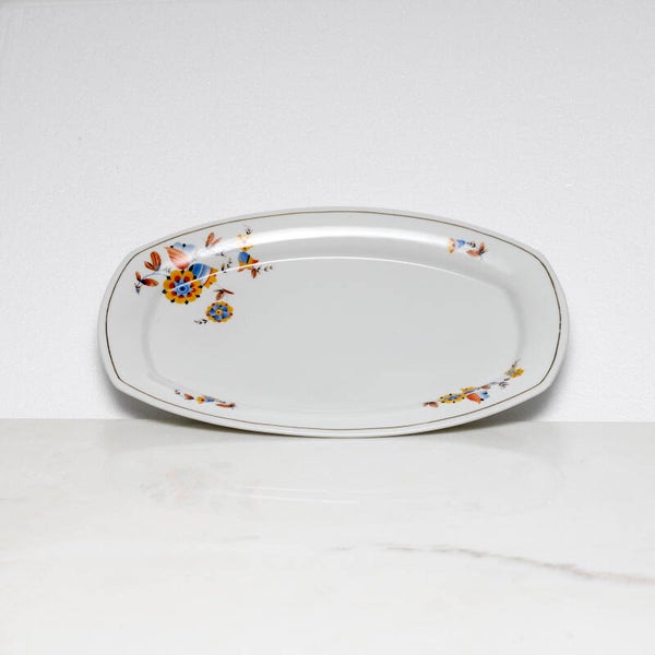 Mosa Maastricht ovale serveerschaal met een geel-blauw bloemmotief en een goudkleurige rand