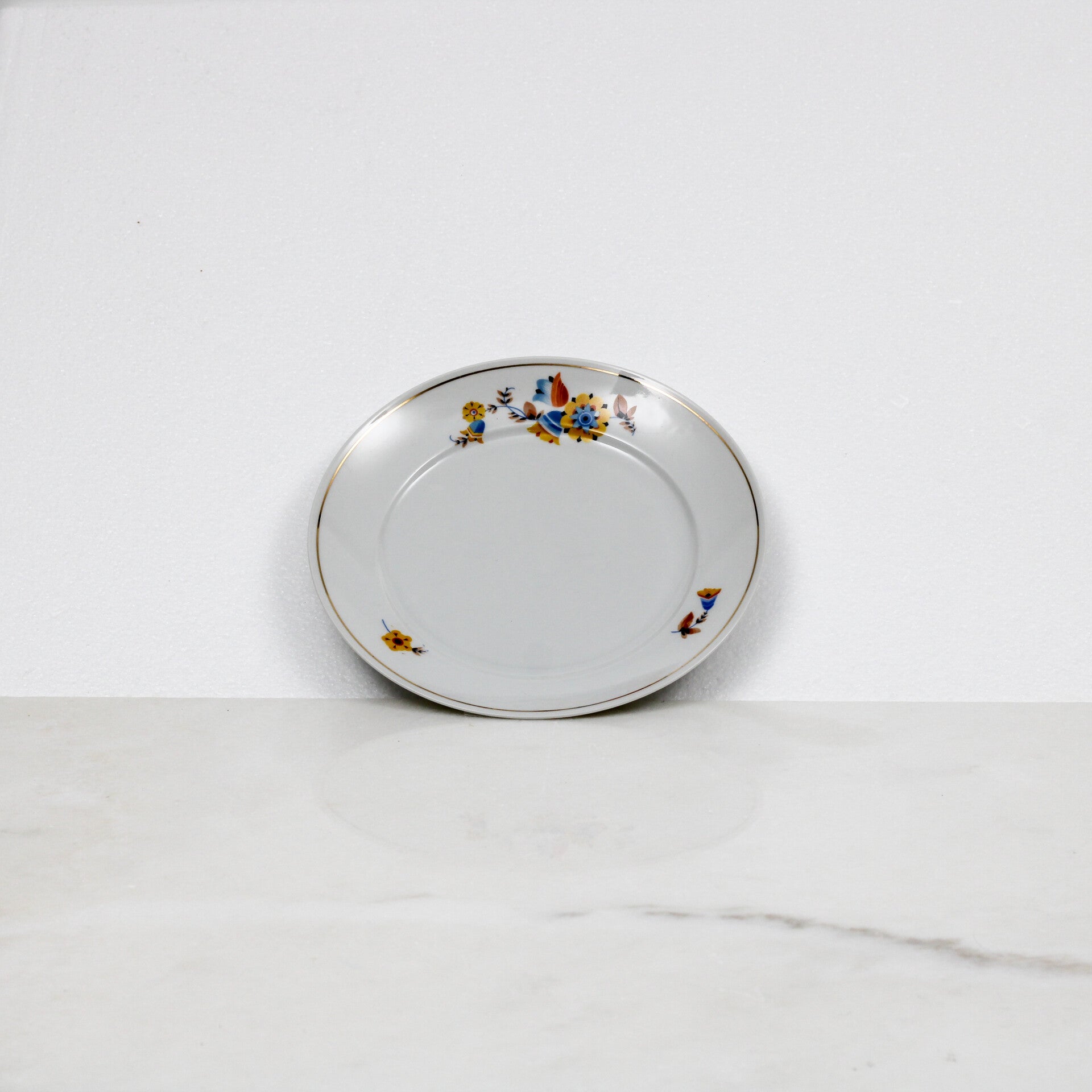 Mosa Maastricht ontbijtbord met een geel-blauw bloemmotief en een goudkleurige rand