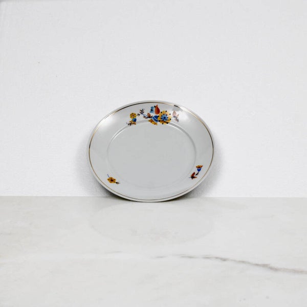 Mosa Maastricht ontbijtbord met een geel-blauw bloemmotief en een goudkleurige rand