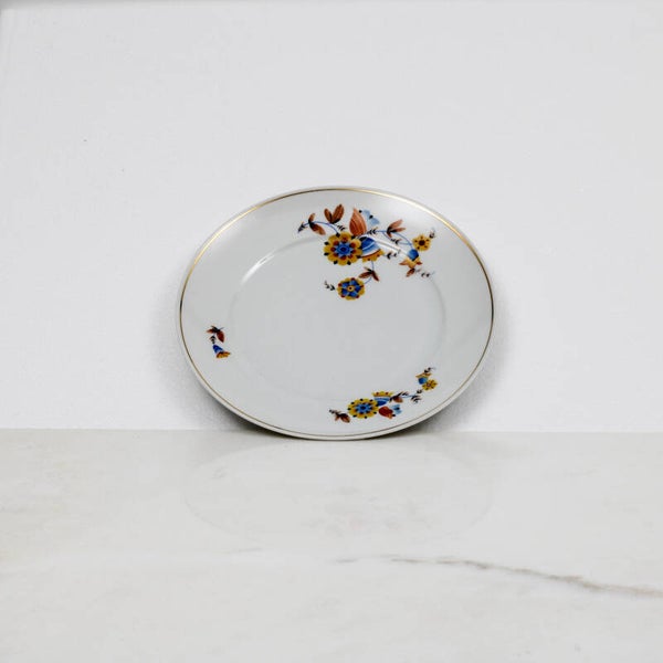 Mosa Maastricht dinerbord met een geel-blauw bloemmotief en een goudkleurige rand