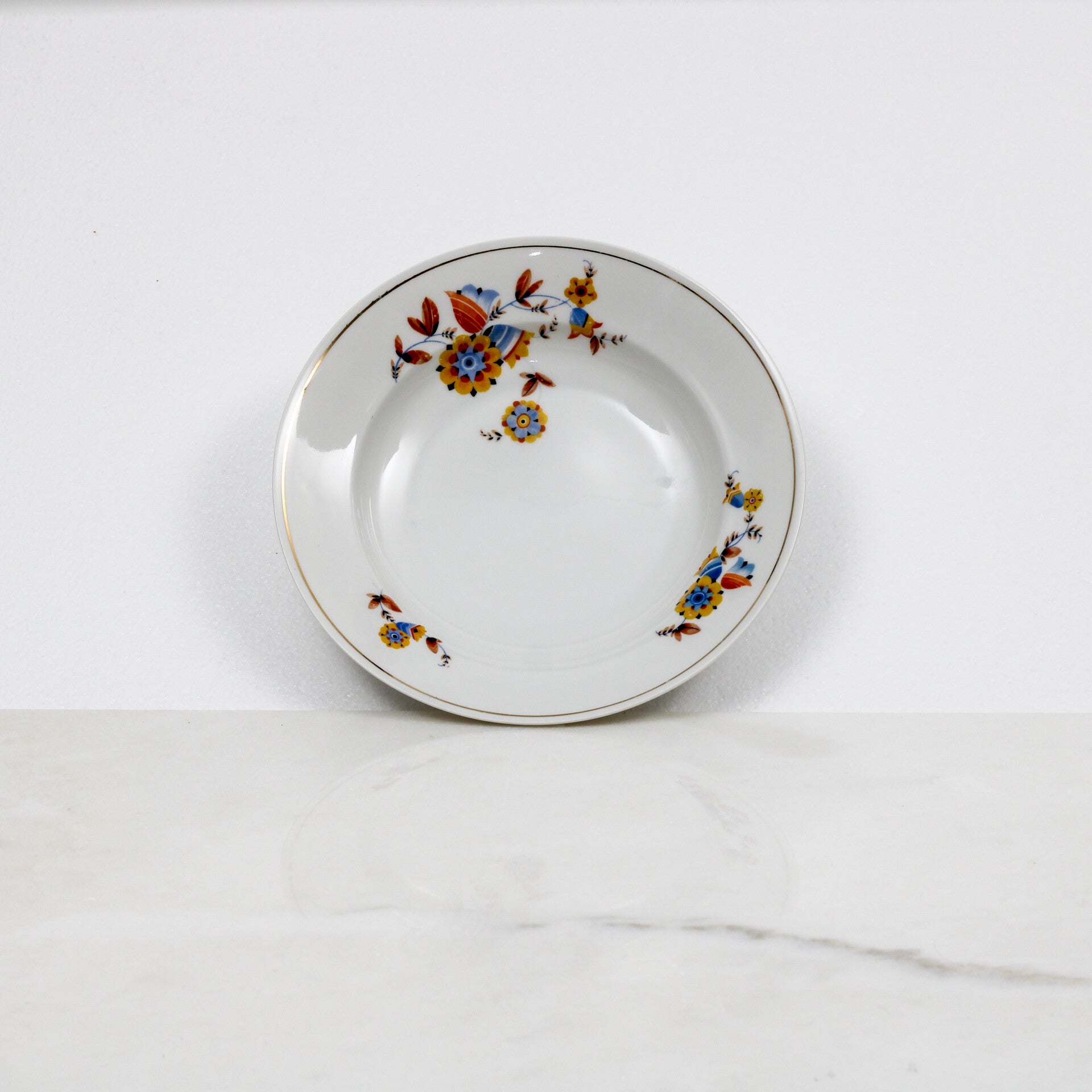 Mosa Mosa Maastricht soepbord met een geel-blauw bloemmotief en een goudkleurige rand