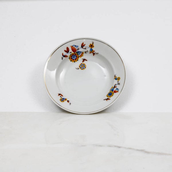 Mosa Mosa Maastricht soepbord met een geel-blauw bloemmotief en een goudkleurige rand