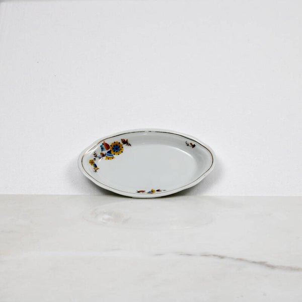 Mosa Maastricht ovaal serveerschaaltje met een geel-blauw bloemmotief en een goudkleurige rand