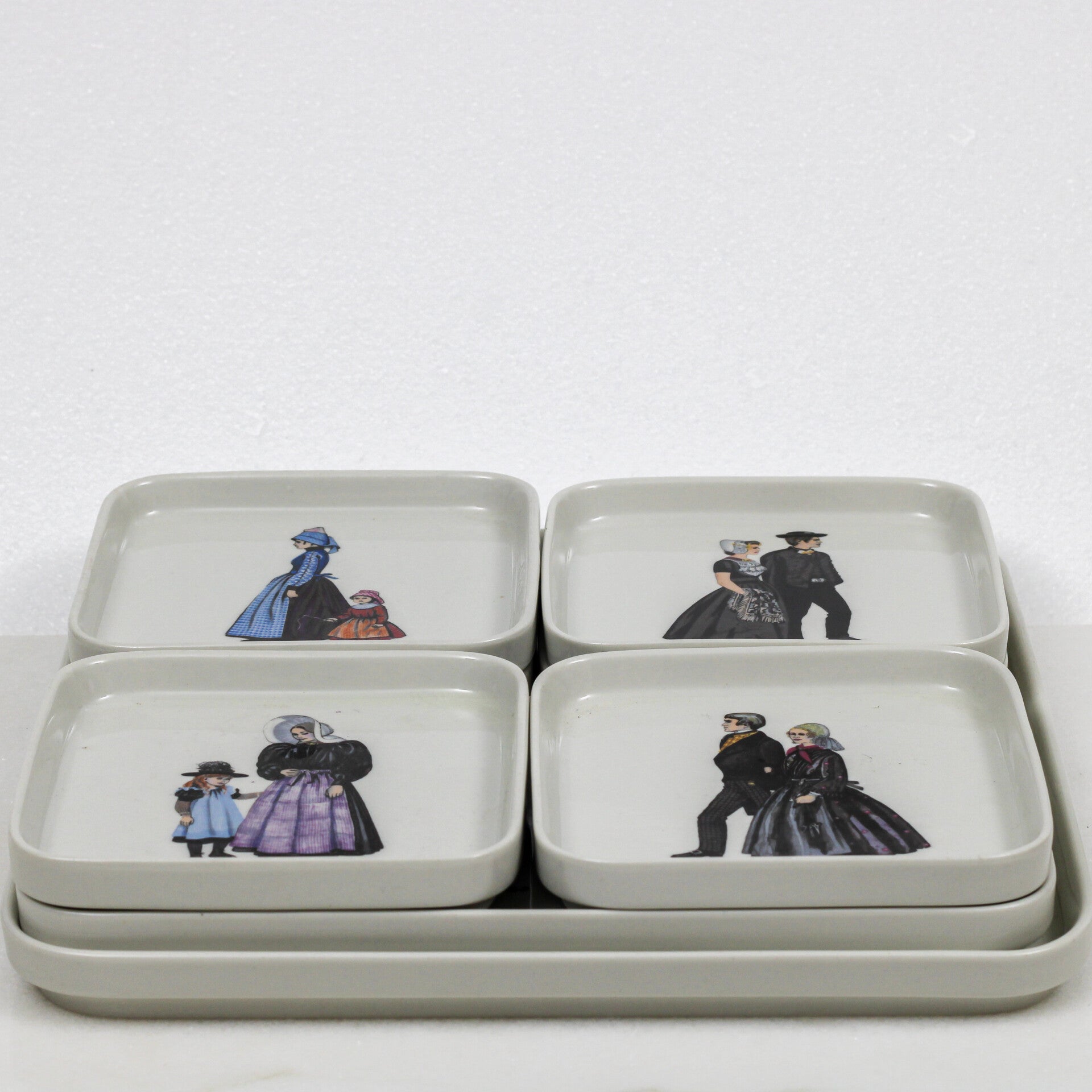 Villeroy & Boch "Burgherdracht" of "Nederlandse Klederdracht" achtdelig gebakstel van porselein