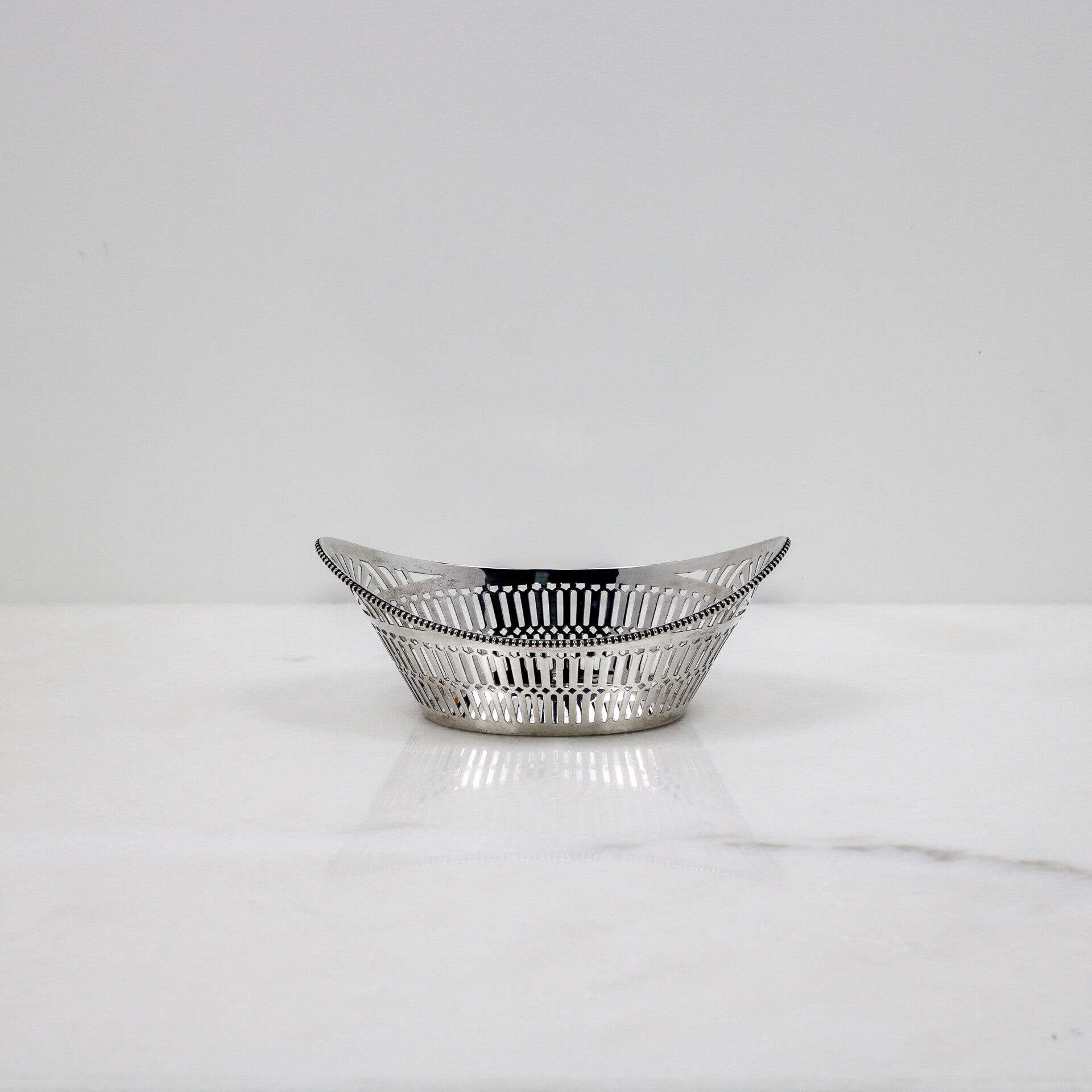 Tijdloze Elegantie: Zilveren Bonbonmandje door A. Presburg (1962).