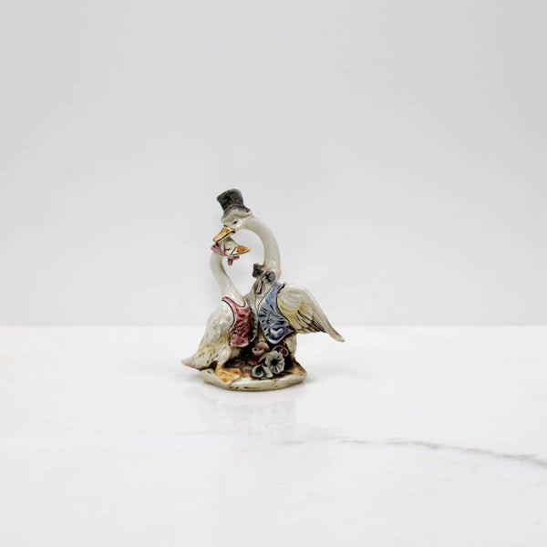 Italiaanse Romantiek: Vintage Capodimonte "Kissing Swans" Beeldje