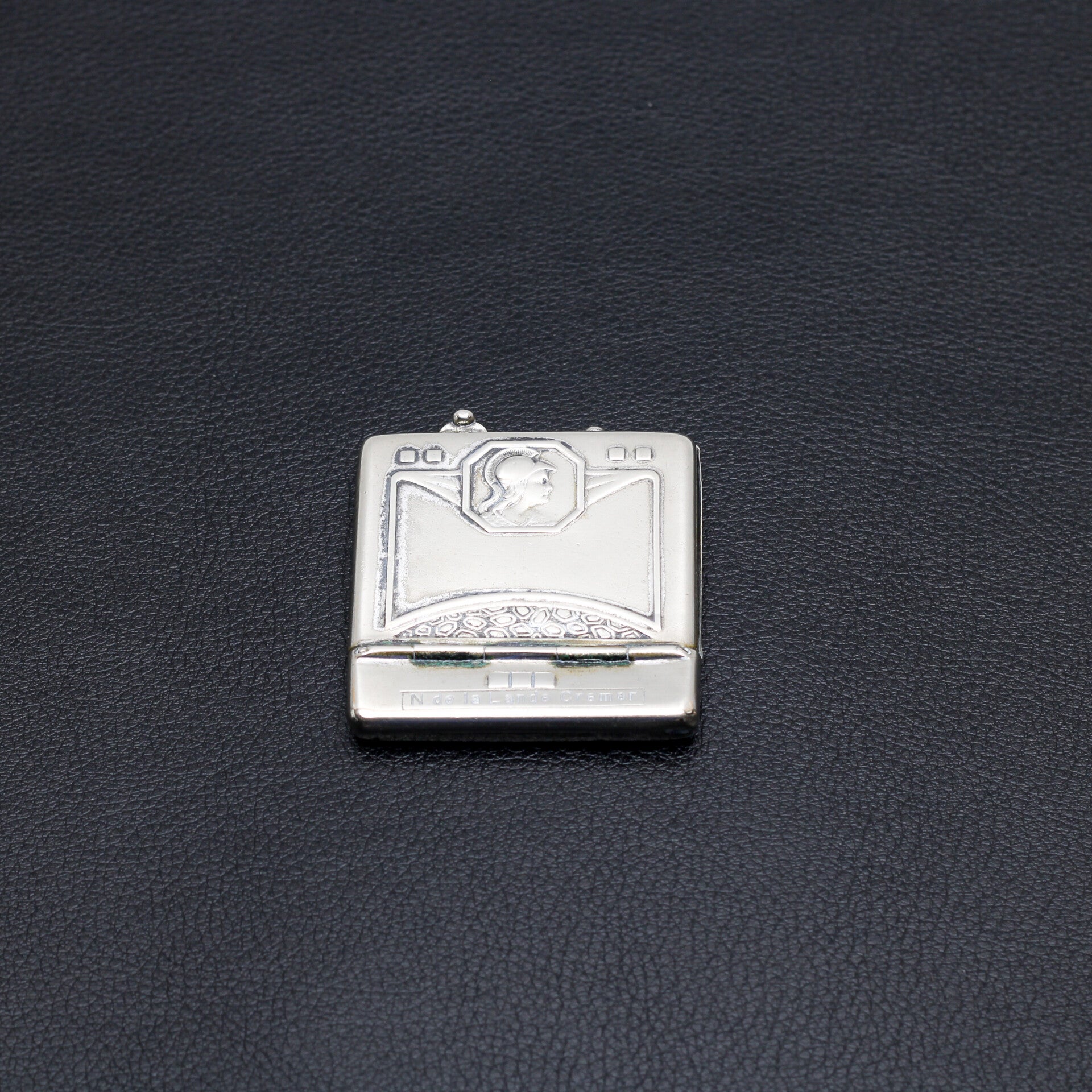 Een stukje Nederlandse Geschiedenis: Antiek Zilveren/Verzilverd Luciferdoosje N. de la Lande Cremer