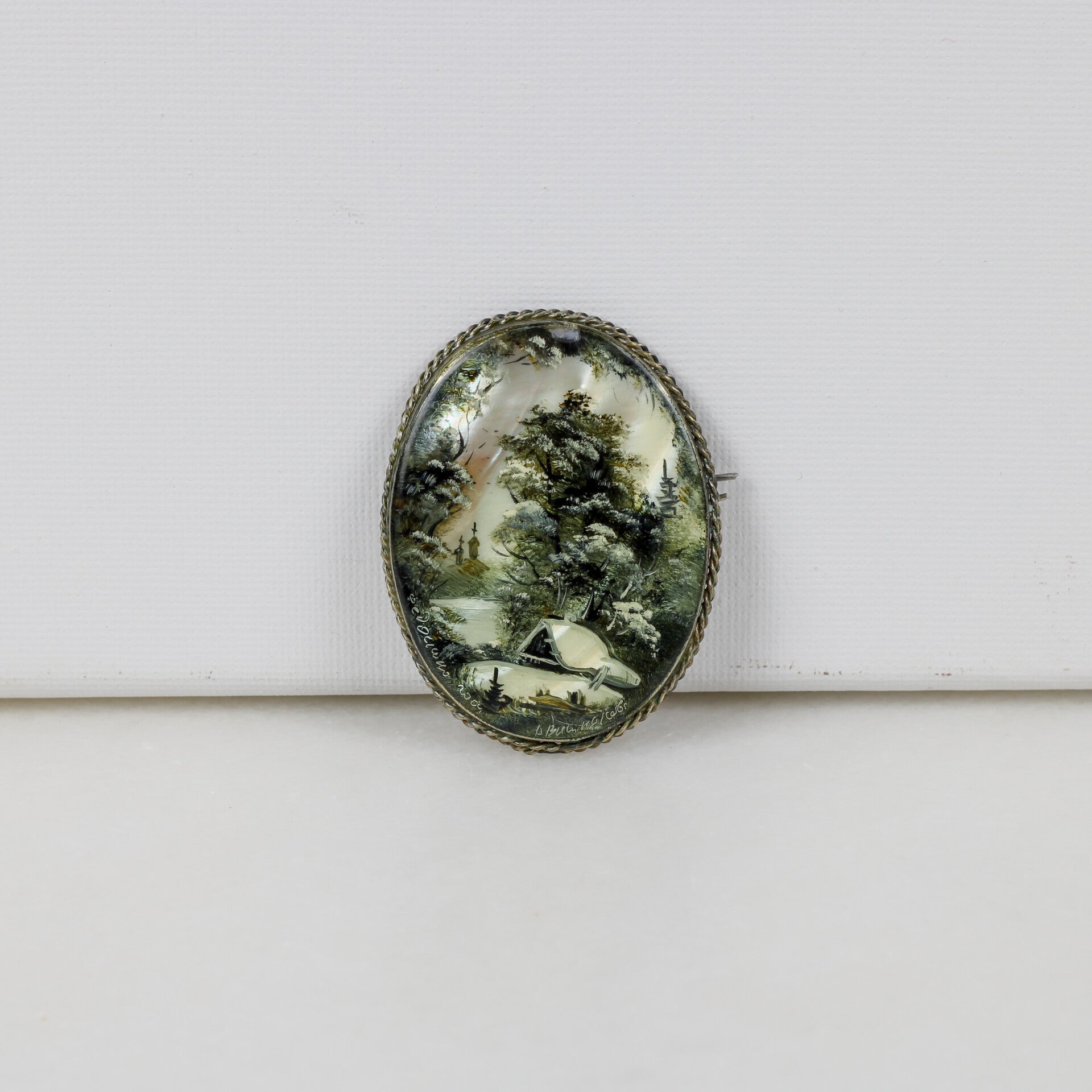 Betoverend Russisch Winterlandschap: Handgeschilderde Fedoskino Broche (ca. 1970-1990)