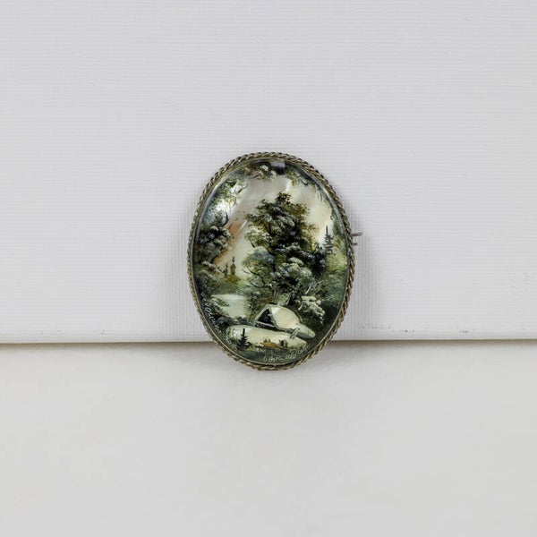 Betoverend Russisch Winterlandschap: Handgeschilderde Fedoskino Broche (ca. 1970-1990)