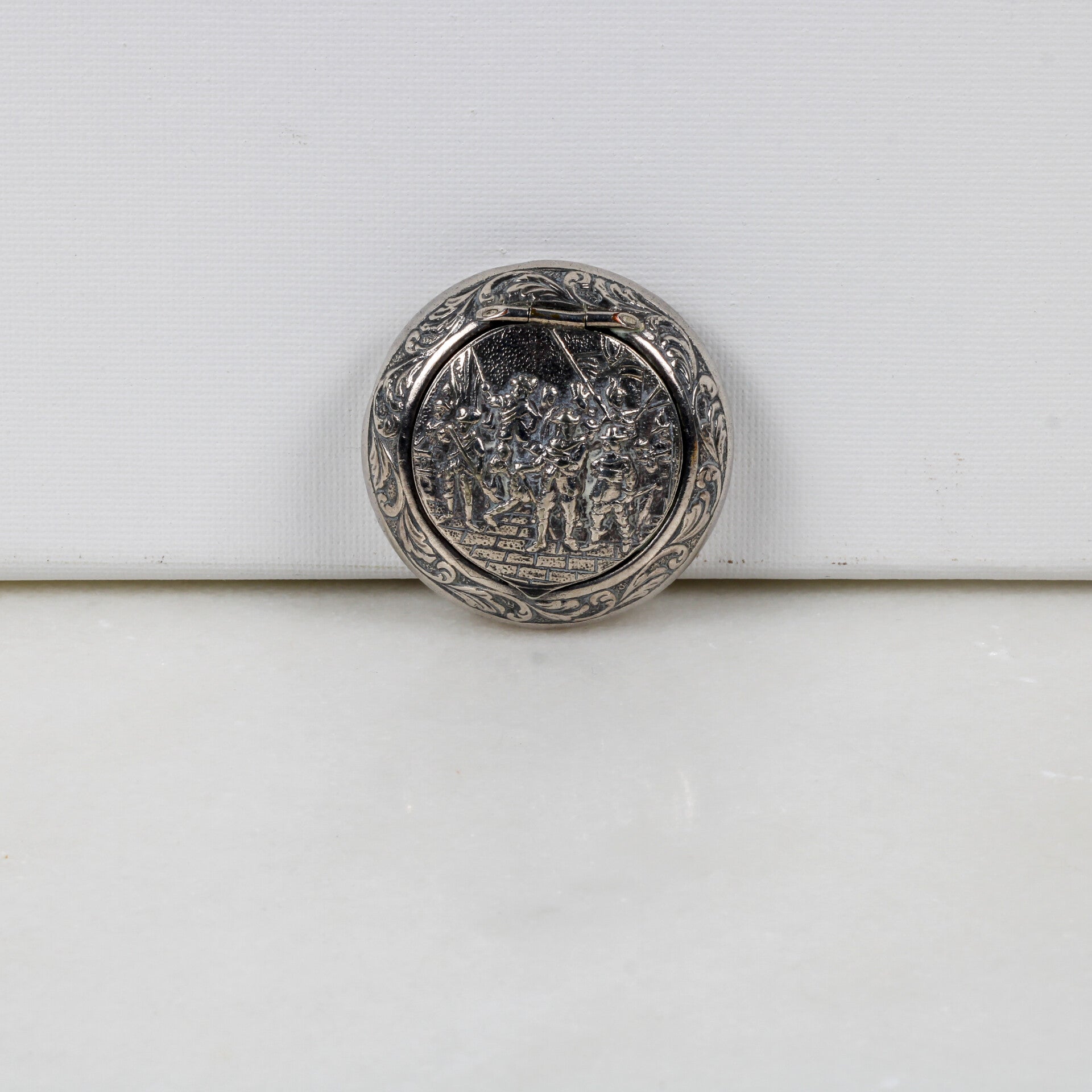 Een Meesterwerk in de Palm van uw Hand: Antiek Pillendoosje met 'De Nachtwacht'