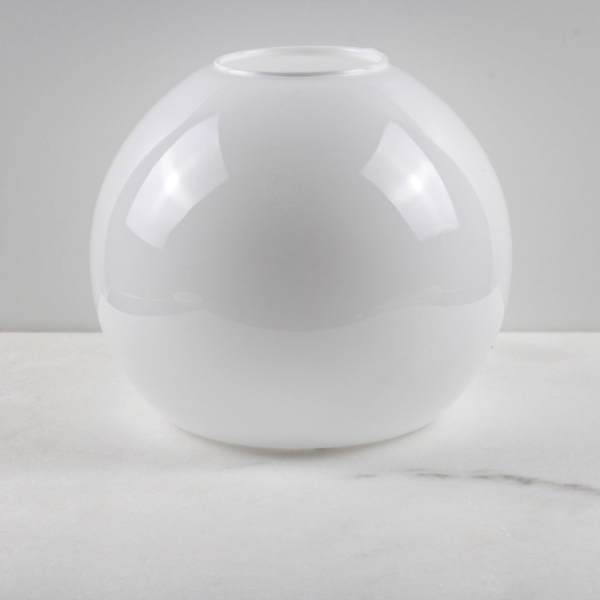 Mid-Century Modern: Handgeblazen Opaalglazen Bolvaas (24 cm)