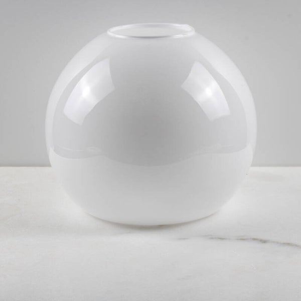 Mid-Century Modern: Handgeblazen Opaalglazen Bolvaas (24 cm)