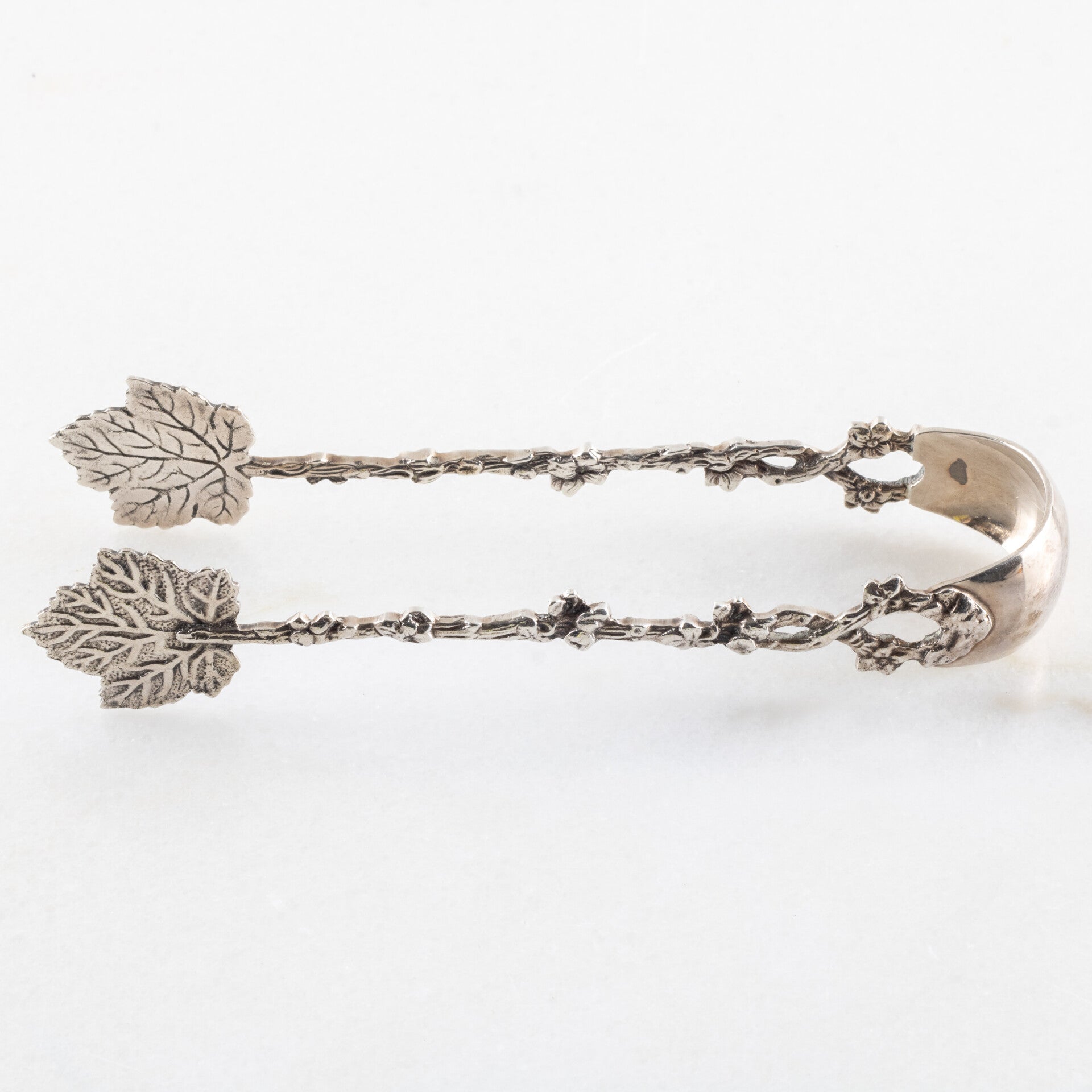 Floraals Meesterschap in Zilver: Een Verfijnde Suikertang door H. Hooykaas (1966)