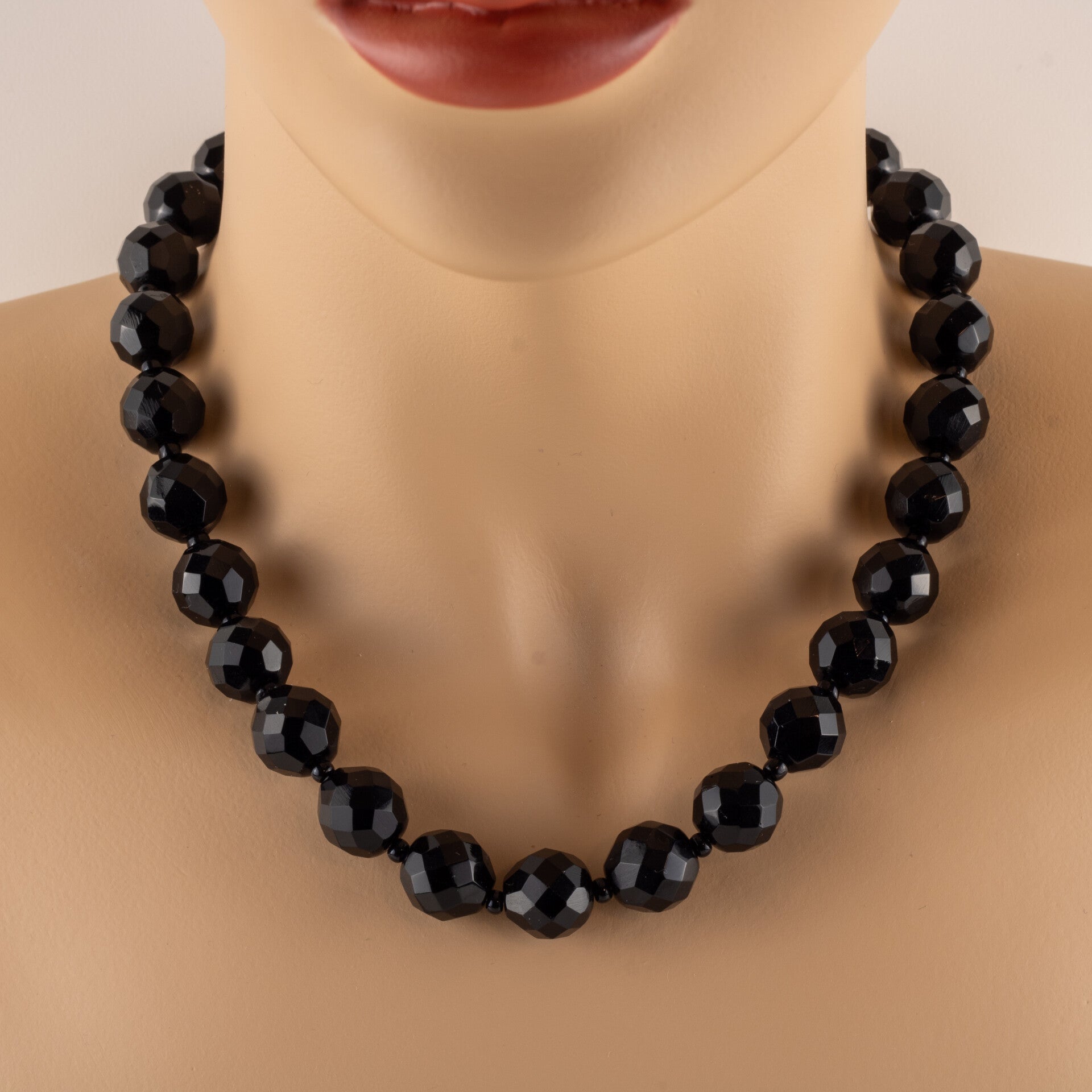 Klassieke Vintage: Gefacetteerd Onyx Collier met Messing Details