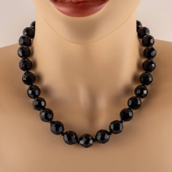 Klassieke Vintage: Gefacetteerd Onyx Collier met Messing Details