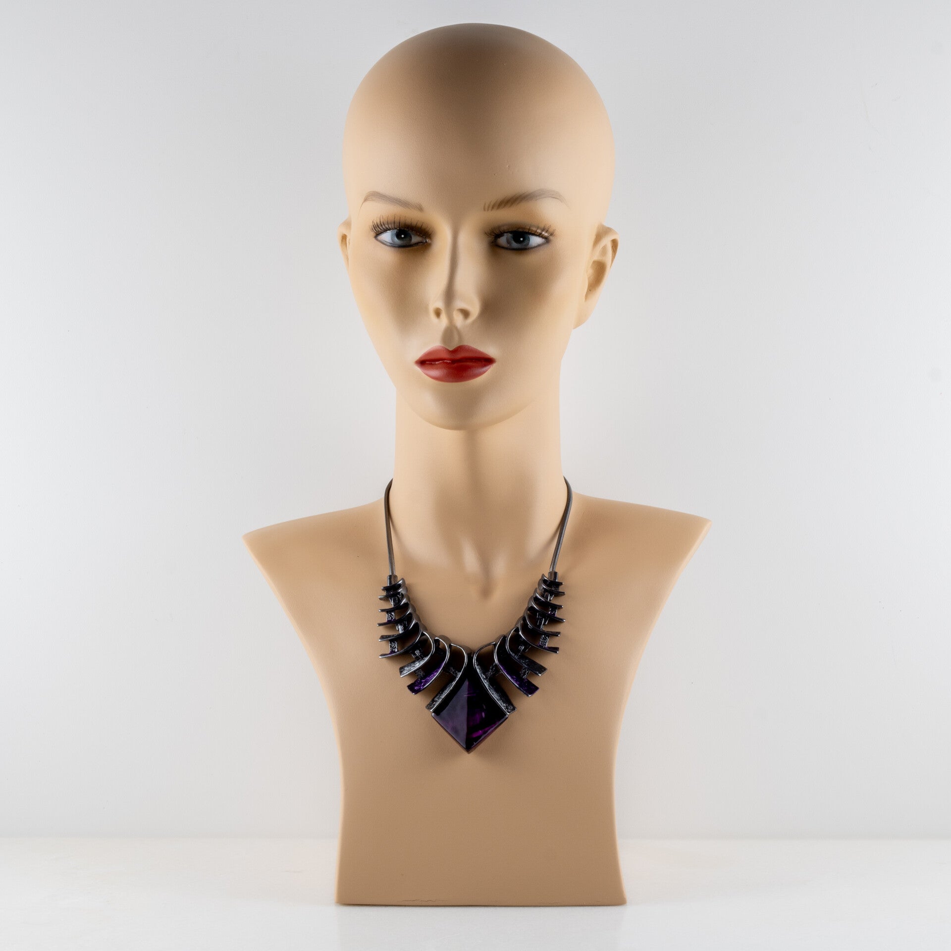 Architecturale Kracht: Gunmetal Statement Collier met Amethist-Glow