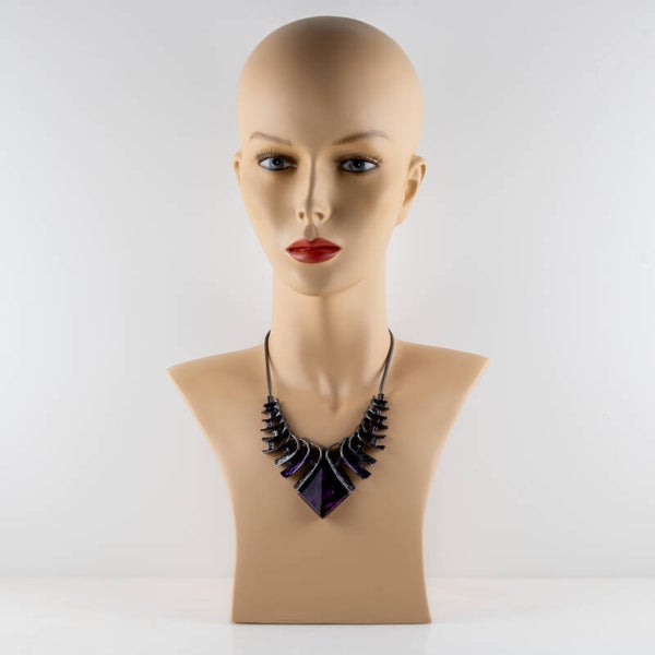 Architecturale Kracht: Gunmetal Statement Collier met Amethist-Glow