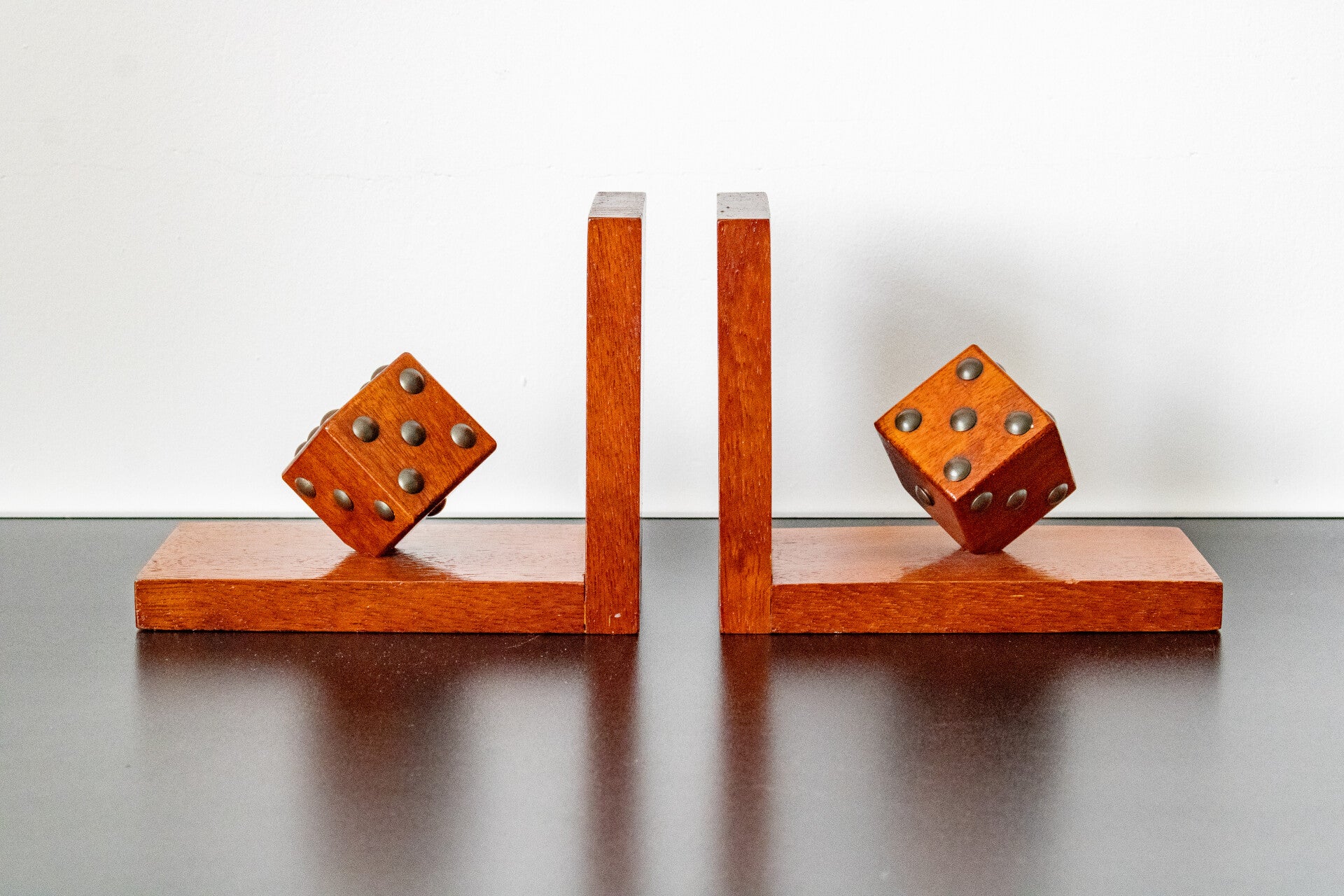 Set houten boekensteunen met de vorm van dobbelstenen