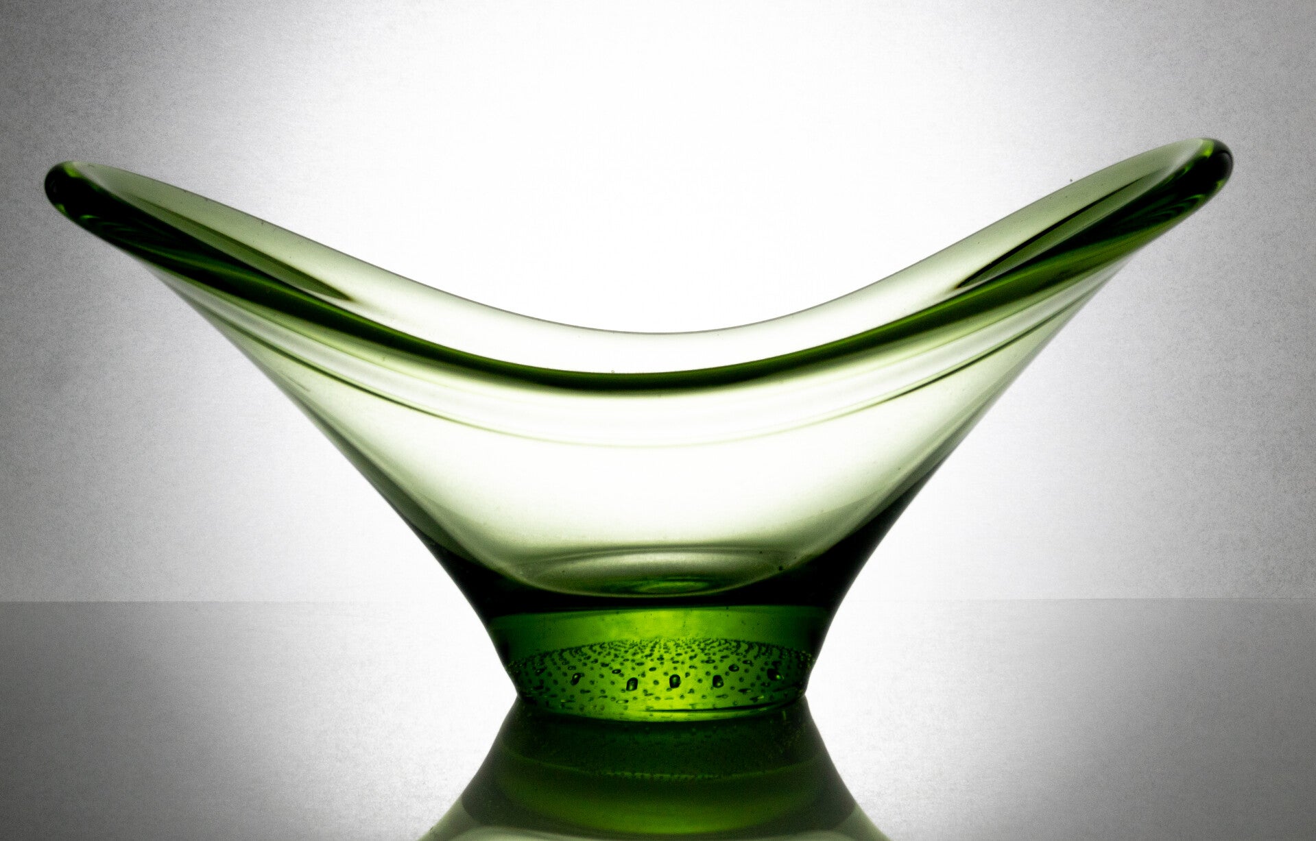 Flygsfors groene glazen (fruit)schaal uit de "Coquille" collectie met luchtbellen in de voet
