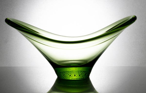 Flygsfors groene glazen (fruit)schaal uit de "Coquille" collectie met luchtbellen in de voet