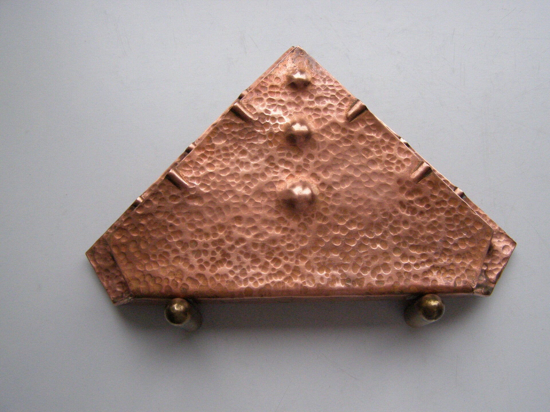 Amsterdamsche School brievenstandaard, roodkoper en geelkoper (messing)