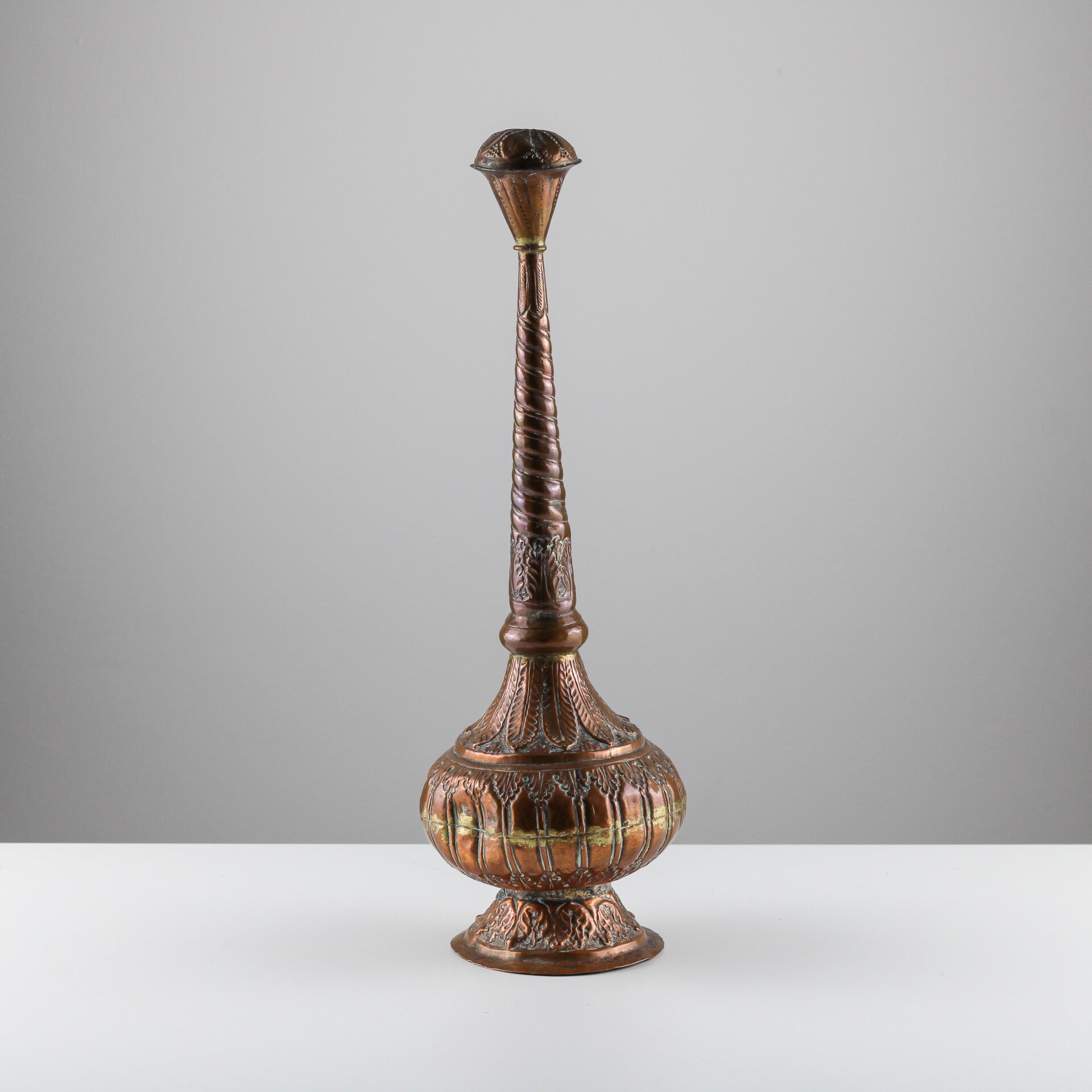 Ottomaanse rozenwatersproeier uit gehamerd, gedecoreerd koper