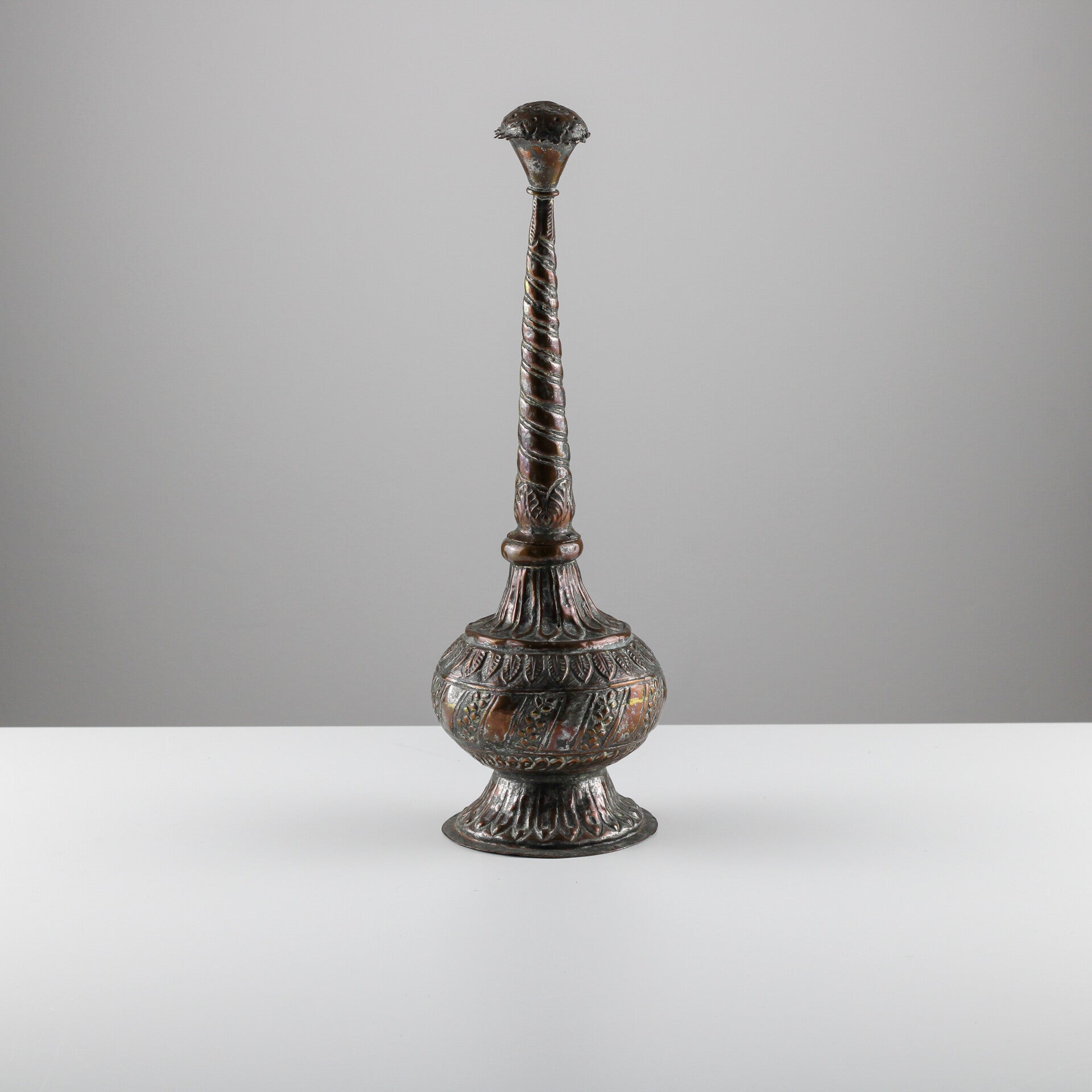 Ottomaanse rozenwatersproeier uit gehamerd, gedecoreerd koper