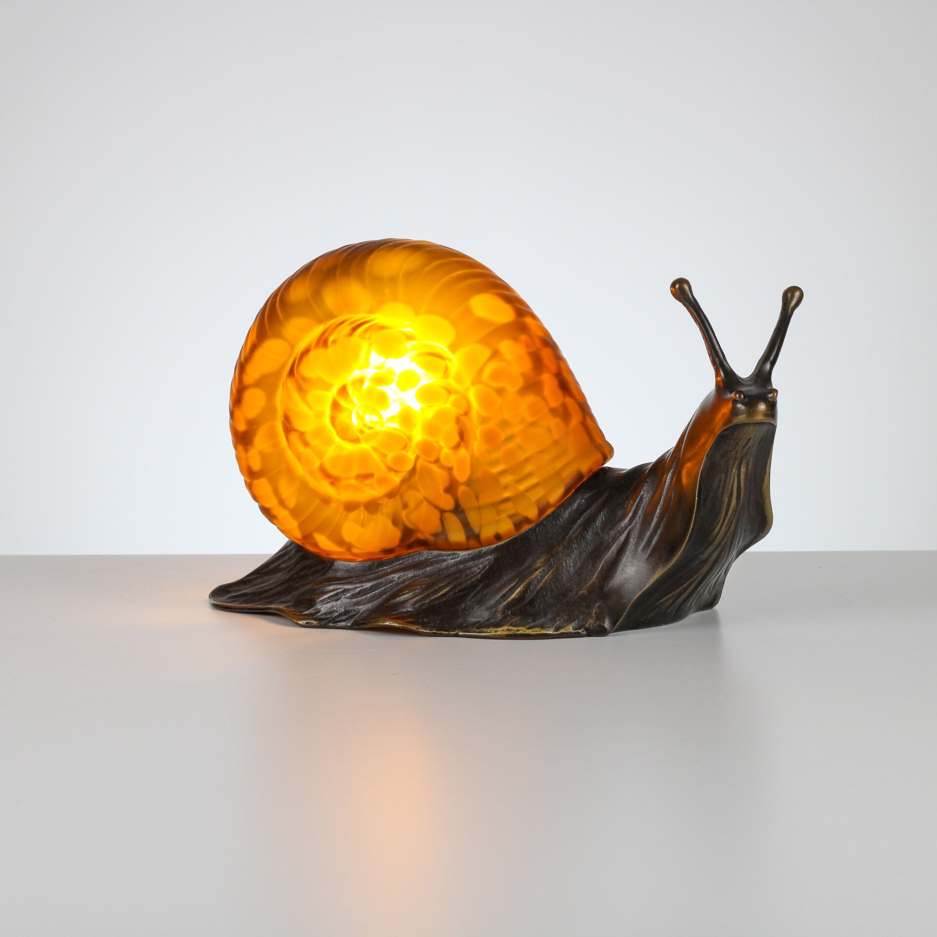 Unieke Tin Chi slaklamp in brons en amber kleur gevlekt glas