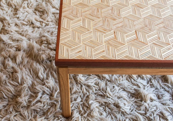 Houtstadt salontafel met patroon en zwevend blad