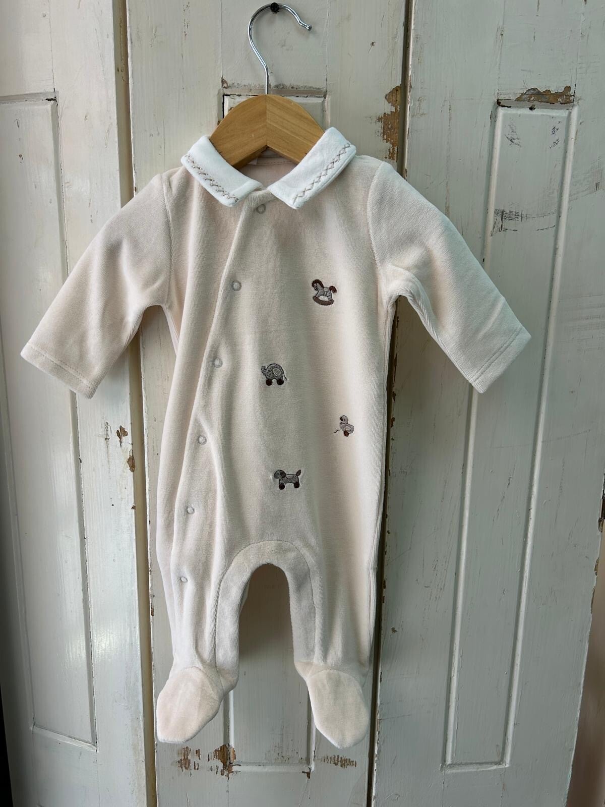Mayoral winter 2027 newborn babypakje velours met kraagje