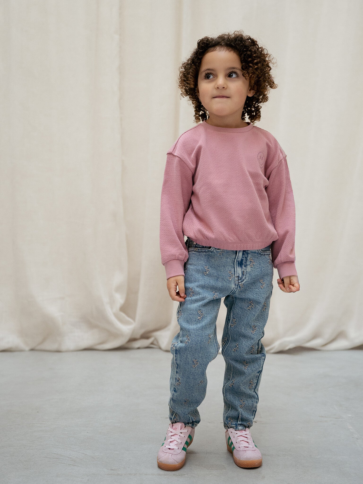 Daily7 meisjes denim mom fit met hartjes borduursel