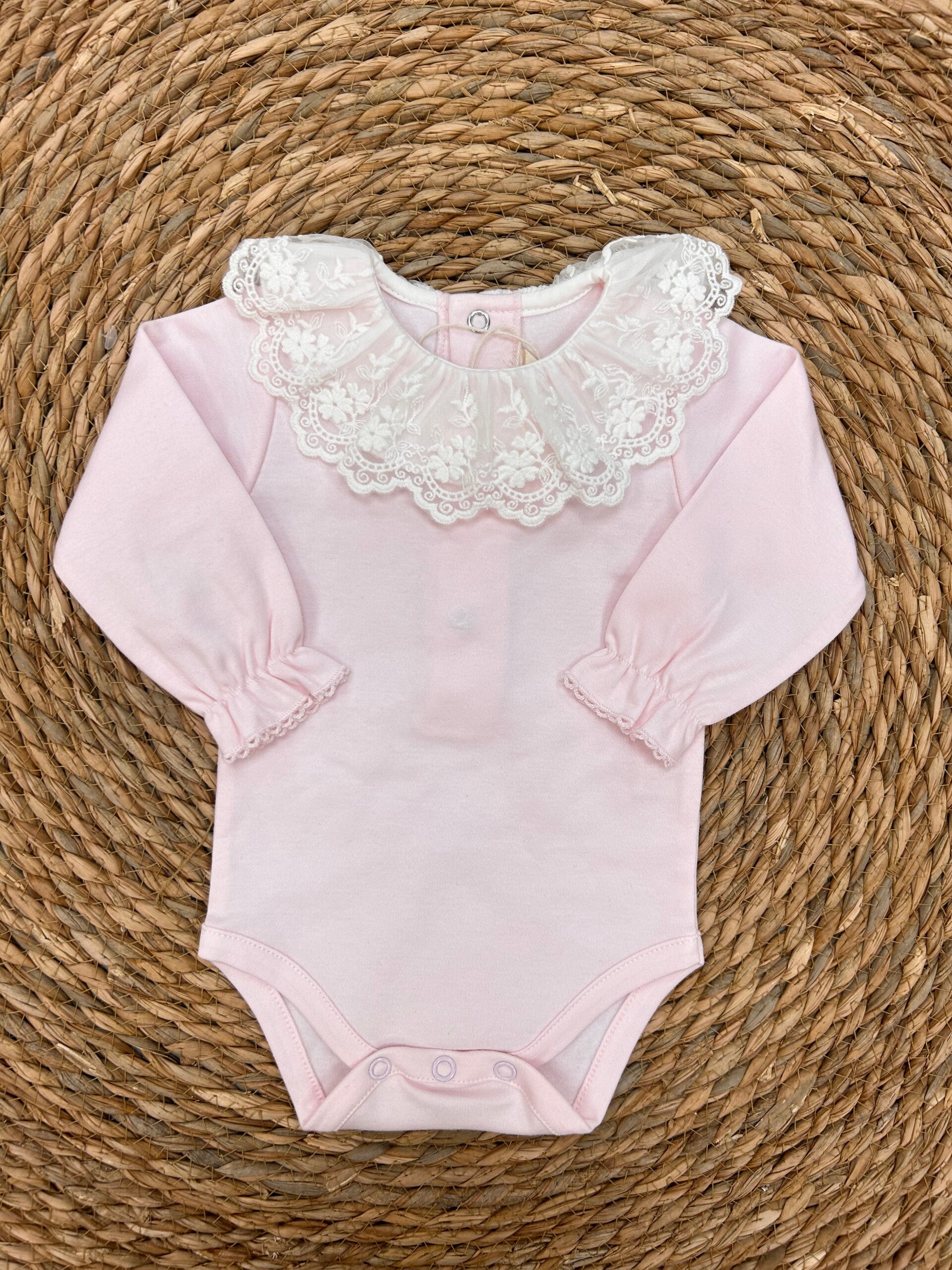 Laivicar Rompertje babyroze met kanten kraagje